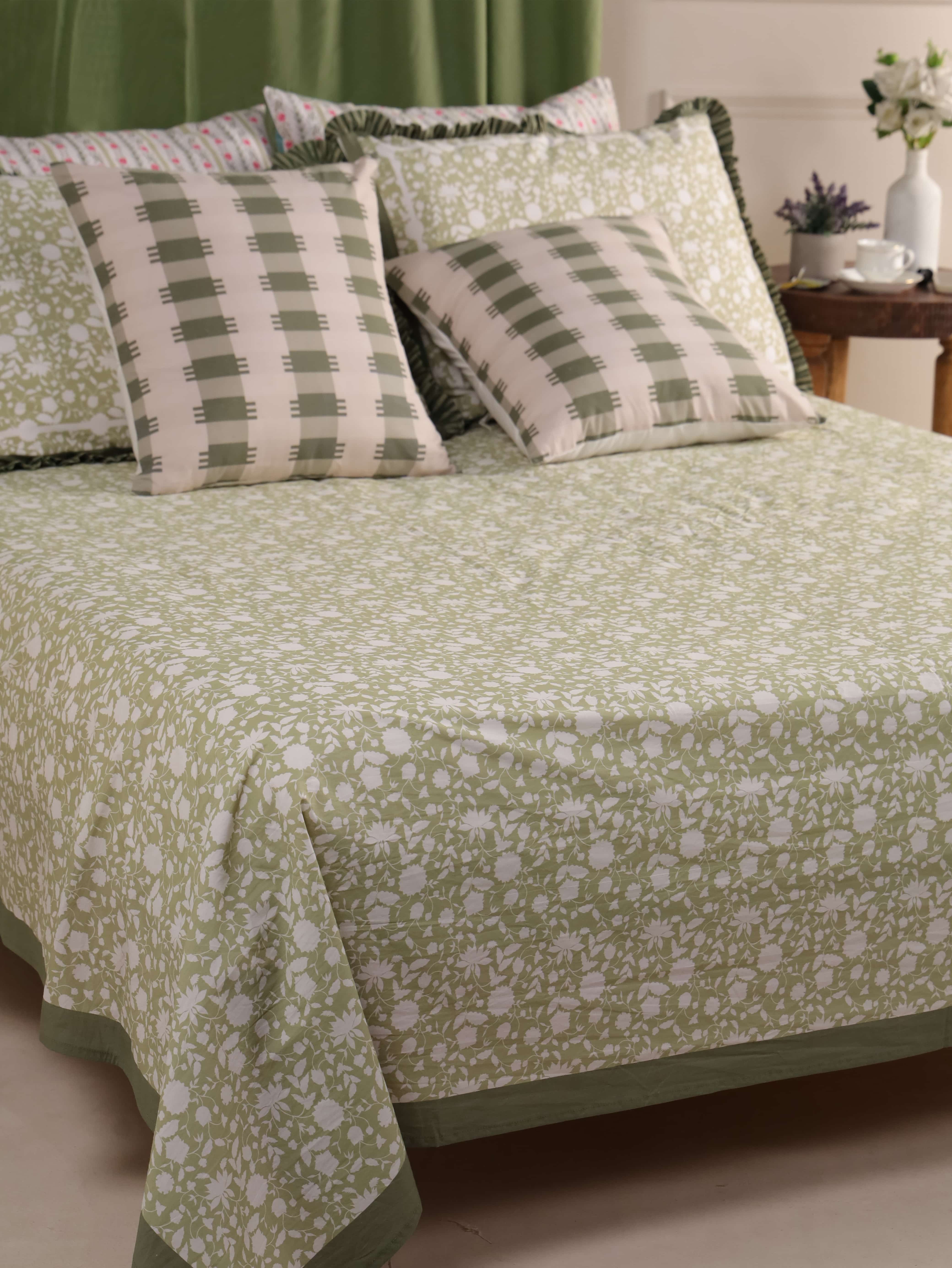 Rawnaq Bedding Set (Bedsheet + Cushions)