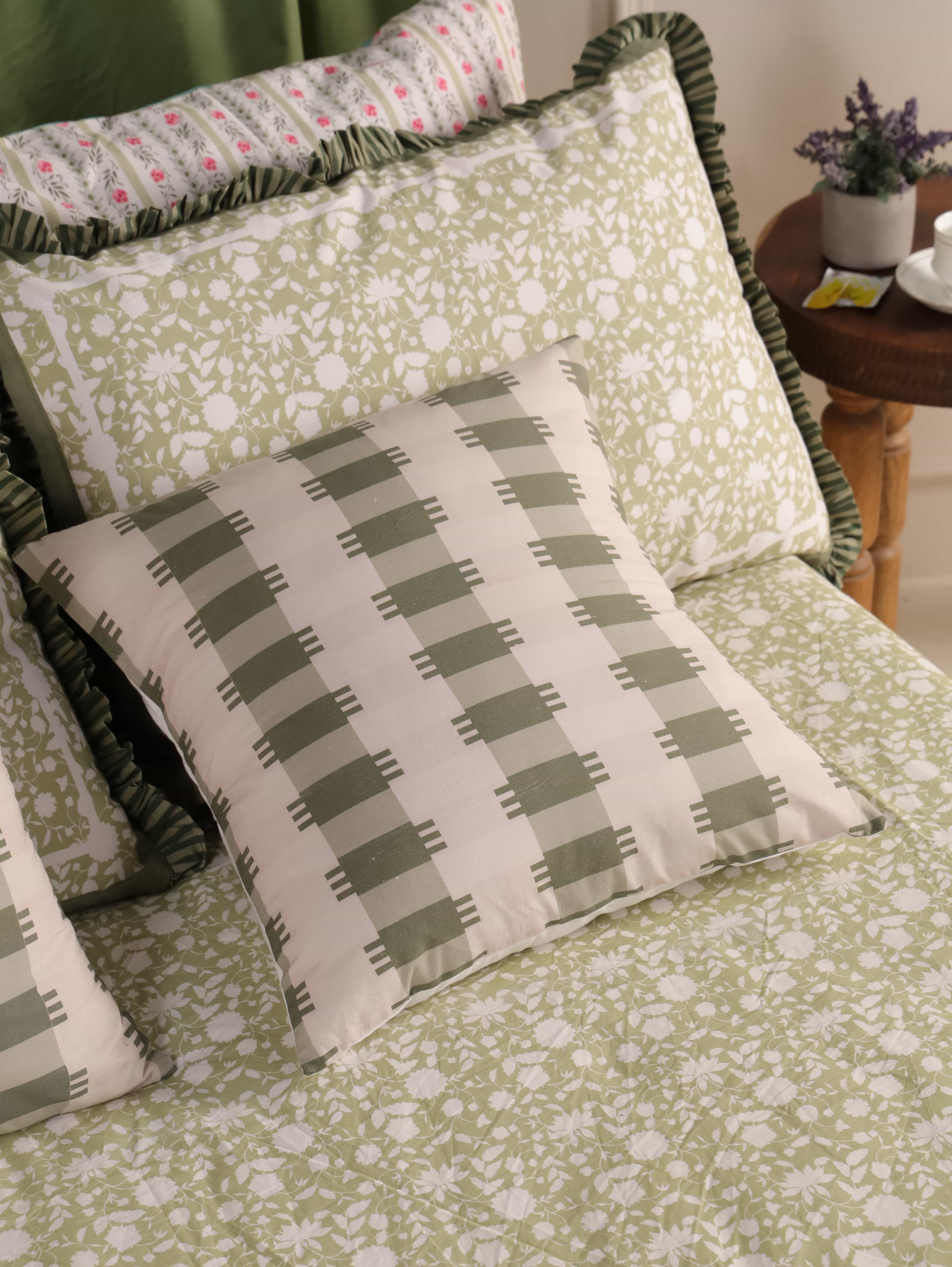 Rawnaq Bedding Set (Bedsheet + Cushions)