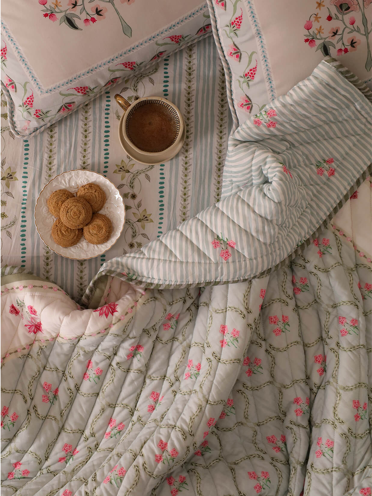 Firdaus Bedding Set (Bedsheet + King Size quilt)