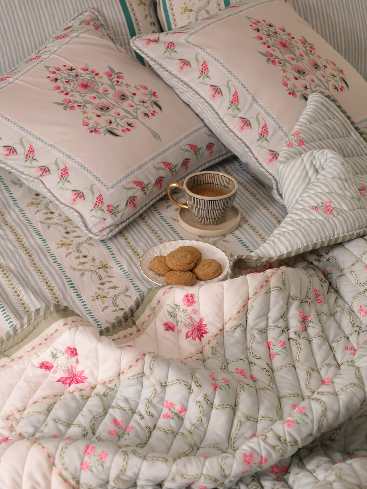 Firdaus Bedding Set (Bedsheet + Cushions)